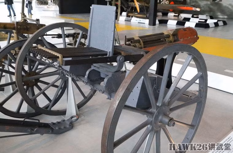 Trong ảnh là một mẫu súng máy đa nòng được Quân đội Hà Lan sử dụng trong những năm 1870, nó có thiết kế 10 nòng và dùng đạn 11x52mm.