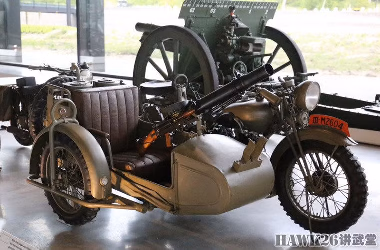 Xe máy BSA G14T kết hợp súng máy M20 Lewis thuộc lực lượng thiết kỵ binh Hà Lan trong giai đoạn 1939-1940.