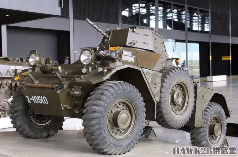 Hầu hết trang thiết bị quân sự của Hà Lan sau Chiến tranh Thế giới thứ 2 đều do Mỹ và Anh cung cấp, cho tới khi khối quân sự NATO được thành lập các thiết bị này cũng được tiêu chuẩn hóa.