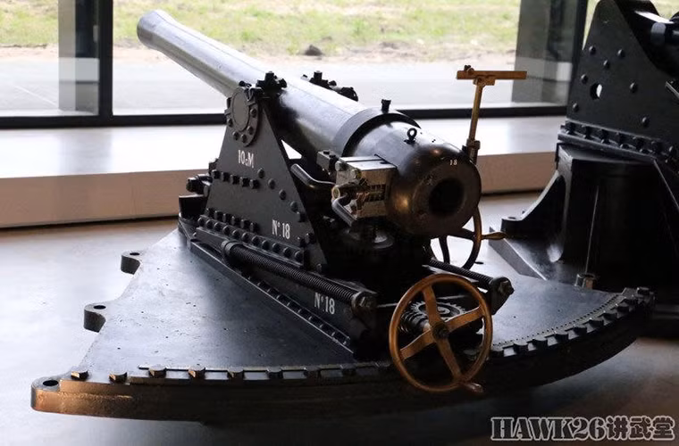 Còn đây là hệ thống pháo 105mm do Hà Lan chế tạo tại Amsterdam vào 1897 được trang bị cho các pháo đài và tàu chiến của nước này.