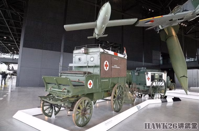 Cạnh đó có cả những mẫu xe ngựa kéo như hai xe cứu thương chiến trường này, nhưng ngay phía trên chúng lại là những vũ khí hiện đại nhất Chiến tranh Thế giới thứ 2 gồm tên lửa V2 của Đức và chiến đấu cơ Supermarine Spitfire của Anh.