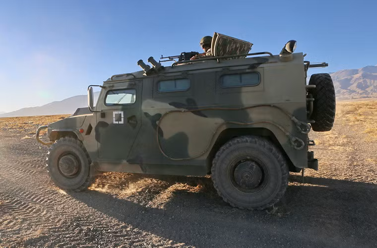 Không giống như Humvee, GAZ Tiger có khung gầm bánh lốp cơ sở (4x4) khá cao thậm chí không gian bên trong xe cũng thoải mái hơn Humvee và dĩ nhiên điều này giúp nó chở được nhiều quân hơn lên tới 9 binh sĩ chưa kể tới kíp lái hai người. Nguồn ảnh: Arm-expo