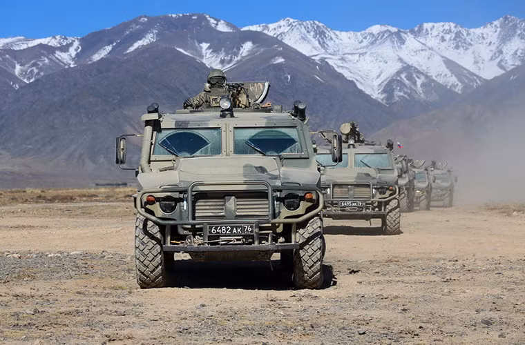 Bên cạnh biến thể chở quân, GAZ Tiger còn được phát triển thành nhiều biến thể khác nhau như trung tâm chỉ huy chiến trường, tổ hợp tên lửa chống tăng tự hành và cả biến thể dành cho lực lượng đổ bộ đường không. Nguồn ảnh: Arm-expo