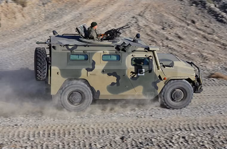 GAZ Tiger được xem là mẫu ô tô bọc thép hiện đại đầu tiên của Nga sau khi Liên Xô tan rã. Nó không kế thừa bất cứ đặc điểm nào từ các dòng xe bọc thép của Liên Xô trước đó. Nhiệm vụ chính của GAZ Tiger là vận chuyển binh sĩ hoặc trang thiết bị quân sự ra chiến trường trên mọi loại địa hình. Nguồn ảnh: Arm-expo