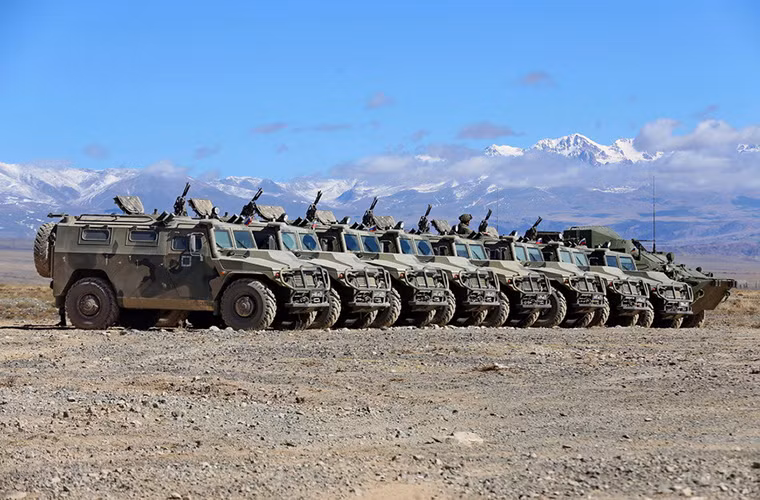 Dàn xe bọc thép GAZ Tiger của Nga trong Frontier-2016. Nguồn ảnh: Arm-expo