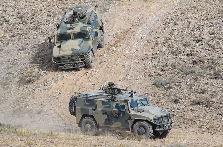 Để duy trì khả năng cơ động trên chiến trường với khung gầm trên GAZ Tiger được trang bị hệ thống động cơ mạnh mẽ có công suất lên tới 197 mã lực với mẫu động cơ nội địa GAZ-562 3.2L do Nga chế tạo. Có một thực tế phải thừa nhận rằng GAZ Tiger cũng chịu tác động nặng nề từ lệnh cấm vận vũ khí của Phương Tây đối với Nga khi mẫu động cơ trước đó của nó đều do công ty động cơ Cummins của Mỹ chế tạo. Nguồn ảnh: Arm-expo