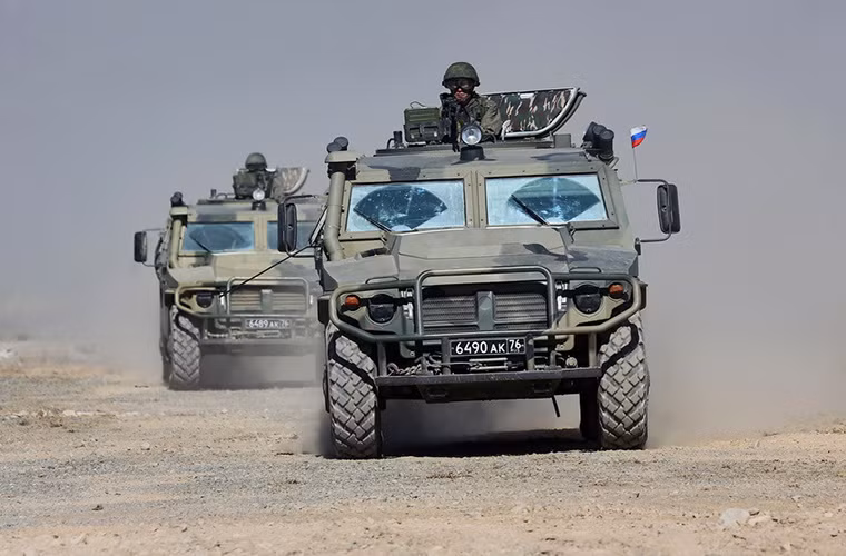 Nếu Humvee được xem là biểu tượng của Quân đội Mỹ thì GAZ Tiger cũng được xem là biểu tượng của Quân đội Nga hiện đại. Hiện tại và tương lai, xe bọc thép GAZ Tiger hoàn toàn có thể đánh bại Humvee trên chiến trường từ khả năng cơ động cho đến sức mạnh hỏa lực từ vũ khí đi kèm. Nguồn ảnh: Arm-expo