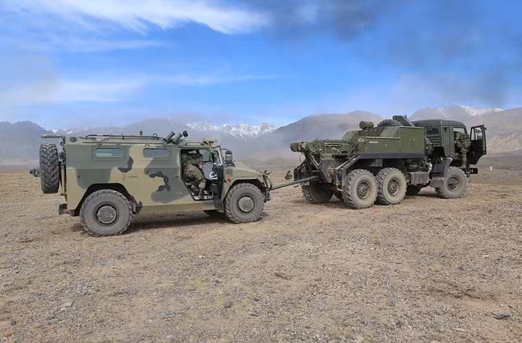 Với GAZ Tiger có thể hoạt động ở hầu hết các loại địa hình khác nhau từ rừng núi, thảo nguyên, sa mạc cho đến cực bắc xa xôi, môi trường hoạt động của nó có thể từ -14-50 ° C. Ngoài ra nó cũng có thể lội nước sâu 1.2m mà không cần chuẩn trước. Nguồn ảnh: Arm-expo