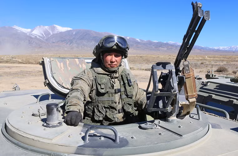 Về hệ thống vũ khí GAZ Tiger được trang bị khá đa dạng với cơ bản là một súng máy 7.62mm PKM hay súng máy hạng nặng 12.7mm NSV và cuối cùng là súng phóng lựu tự động 30mm. Tất cả các loại vũ khí này trên đều có thể được tích hợp với tổ hợp vũ khí tự động điều khiển từ xa Arbalet-DM trên một số biến thể GAZ Tiger. Nguồn ảnh: Arm-expo