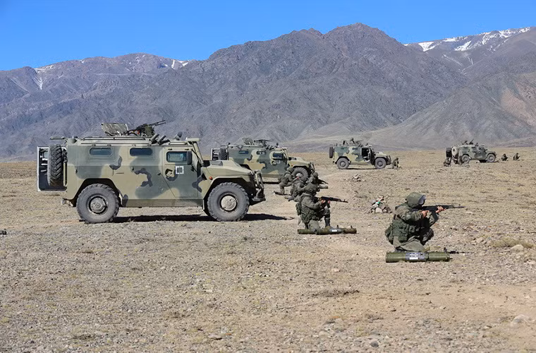Trong ảnh là một đơn vị bộ binh cơ giới Nga với GAZ Tiger trong đợt tập trận mang tên Frontier-2016 giữa các nước thành viên CSTO. Nguồn ảnh: Arm-expo