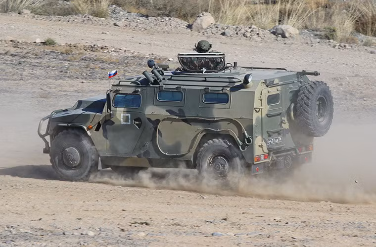 Và để bảo vệ số binh sĩ đó, GAZ Tiger được trang bị phần khung bọc thép dày tối đa tới 7mm và toàn bộ phần khung đều được tôi luyện đủ khả năng chống lại các loại đạn xuyên giáp 7.62mm hoặc chống chịu một phần các loại đạn có sức công phá mạnh. Điều này cũng khiến GAZ Tiger có trọng lượng khá nặng lên tới 7.2 tấn nặng hơn Humvee 2 tấn. Nguồn ảnh: Arm-expo