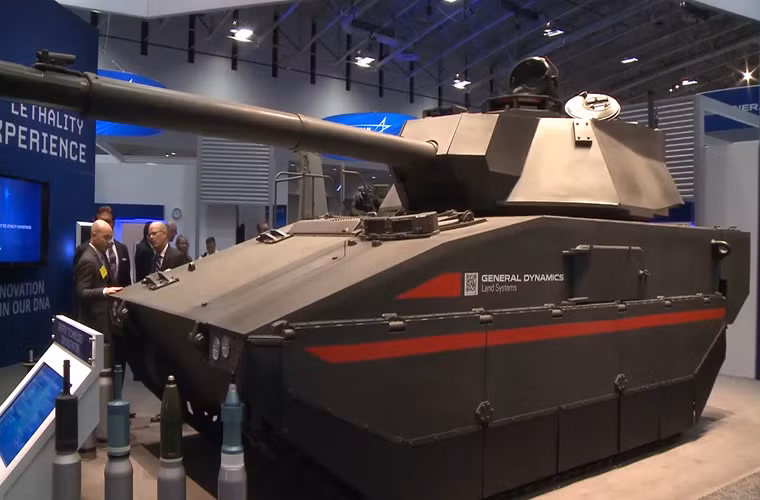 Theo Army Recognition, tại triển lãm quốc phòng thường niên AUSA 2016, hãng General Dynamics của Mỹ đã lần đầu tiên cho ra mắt nguyên mẫu xe tăng hạng nhẹ Griffin. Tuy nhiên đại diện General Dynamics lại cho biết Griffin không được xếp vào bất cứ dòng xe tăng nào của Mỹ hiện tại mà chỉ là một phương tiện hỗ trợ hỏa lực (MPF) trên chiến trường.