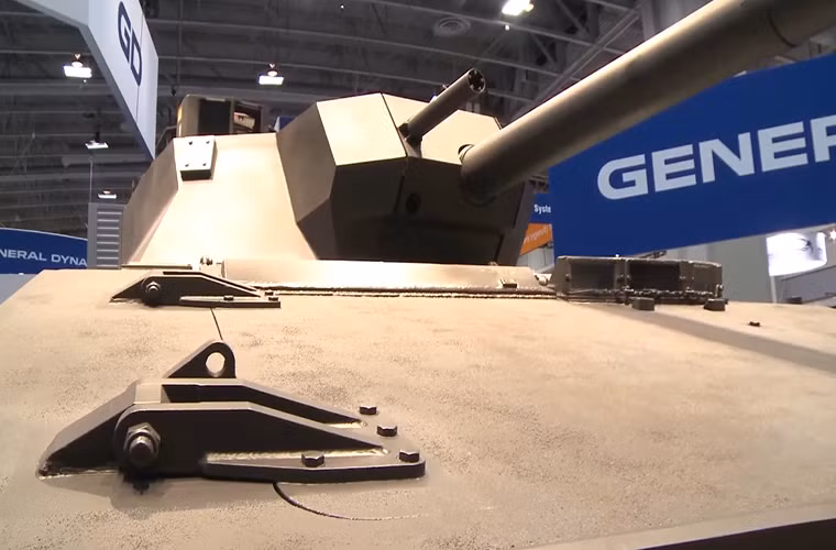 Hệ thống vũ khí chính trên xe tăng “Griffin” cũng là vấn đề lớn khi với pháo 120mm và súng máy đồng trục 7.62mm của nó không thể đối đầu với những chiếc xe tăng lỗi thời của Nga như T-72B3 và chỉ có thể đứng nhìn T-14 Armata từ xa. Và sẽ không có cơ hội nào cho “Griffin” trên chiến trường.