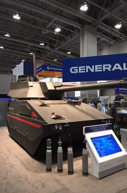 “Griffin” được General Dynamics phát triển dựa trên khung gầm bánh xích sửa đổi của xe chiến đấu bộ binh Ajax kết hợp tháp pháo lắp pháo chính XM360 120mm được phát triển dành cho các phương tiện chiến đấu tương lai của Quân đội Mỹ. Dĩ nhiên nó có thể bắn được hầu hết các loại đạn pháo 120mm của NATO hiện tại kể cả đạn chống tăng xuyên giáp.