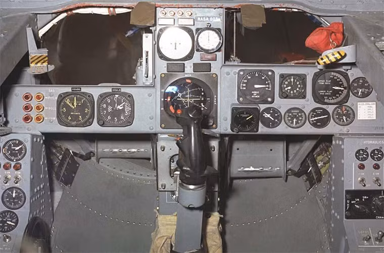 Hình ảnh bên trong buồng lái của M2-F3, nó có thiết kế khá đơn giản chủ yếu là các thiết bị báo dữ liệu bay. Với kích thước chỉ dài 6.75 m, M2-F3 chỉ đủ chỗ cho một phi công. Nguồn ảnh: QQ