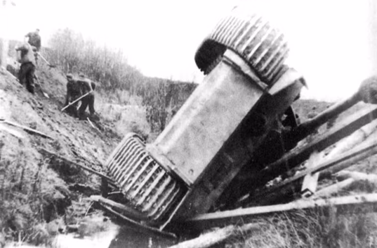 Tất nhiên, cầu cũng là những cái bẫy chết người cho lực lượng tăng thiết giáp của Đức và cả Đồng Minh. Trong ảnh là một chiếc xe tăng Tiger I của Đức bị lật khi di chuyển qua một chiếc cầu gỗ vụ tai nạn đã ngay lập tức giết chết chỉ huy xe. Bức ảnh này được chụp vào ngày 23/11/1943. Nguồn ảnh: War History.