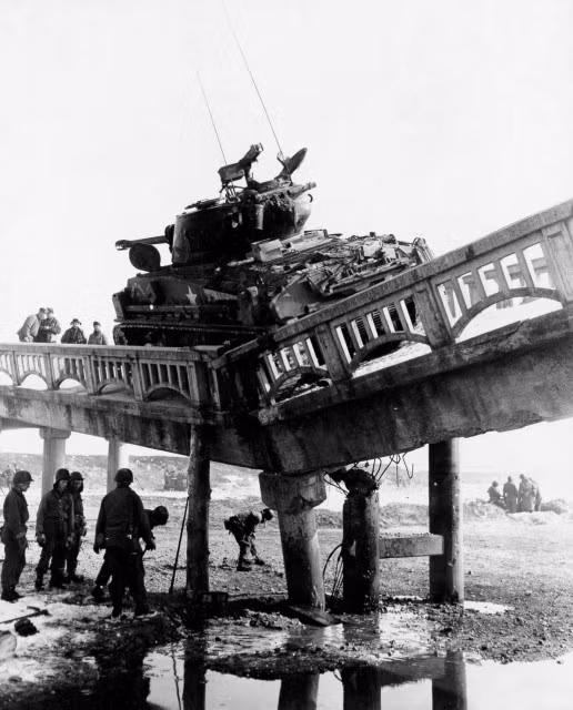 Tất nhiên, không phải “cái bẫy” nào trên những cây cầu cũng để lại hậu quả nghiêm trọng, nhưng nó lại làm giảm tốc độ hành quân. Nguồn ảnh: War History.