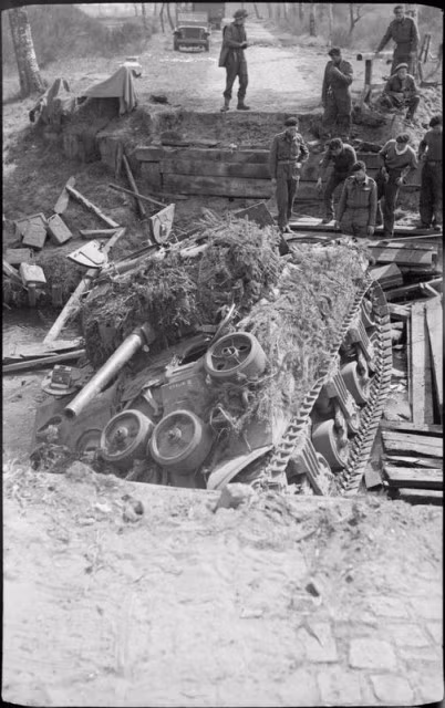 Ở góc độ này mọi thứ còn tệ hơn chắc chắn chiếc Sherman không thể tự vượt qua được con suối này với bờ dốc hai bên bờ còn cao hơn nó. Nguồn ảnh: War History.