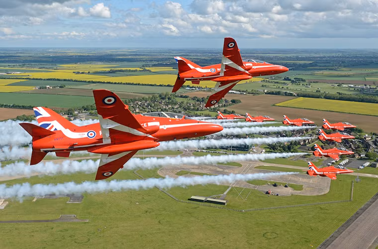 Ban đầu Red Arrows chỉ được trang bị 7 máy bay huấn luyện phản lực Folland Gnat chế tạo. Chúng được sơn màu đỏ đặc trưng của phi đội này. Đến cuối năm 1979, Red Arrows được tái trang bị những chiếc máy bay huấn luyện BAE Hawk và được sử dụng cho tới tận ngày nay.