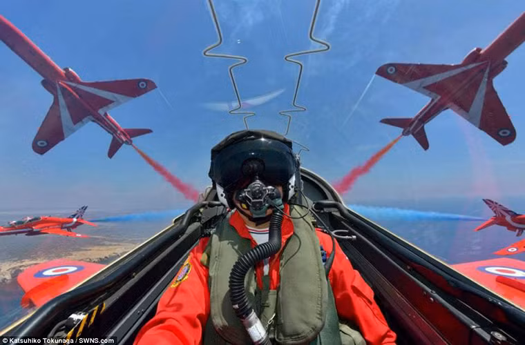 Tính đến thời điểm hiện tại Red Arrows đã có hơn 4.700 buổi biểu diễn tại hơn 56 quốc gia trên thế giới, tuy nhiên lịch sử phát triển và hoạt động của Red Arrows cũng để lại 15 sự cố hàng không nghiêm trọng.