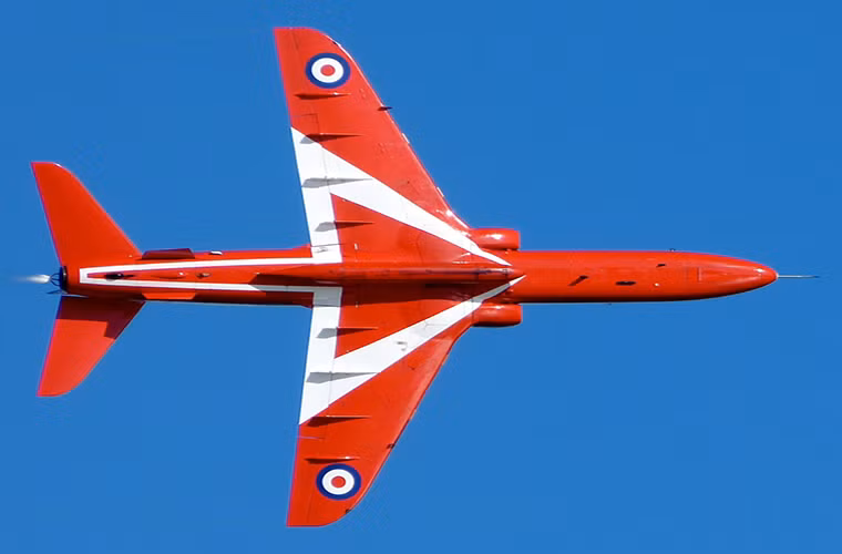 Về cơ bản BAE Hawk cũng có thể được xem là một dòng máy bay huấn luyện đa năng khi bên cạnh huấn luyện phi công nó cũng có khả năng được chuyển đổi thành một máy bay tấn công hạng nhẹ. Nó có thể mang theo tới 3 tấn vũ khí các loại ở các giá treo trên thân và cánh chủ yếu là tên lửa không đối không hoặc pod pháo tự động 30mm.