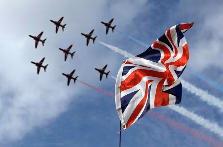 BAE Hawk được trang bị một động cơ phản lực Rolls-Royce Adour Mk.951 có công suất 6.500lbf cho phép máy bay di chuyển với vận tốc 1.028km/h và có tầm hoạt động hơn 2.500km. Trọng lượng cất cánh tối đa của BAE Hawk là hơn 4.4 tấn và có thiết kế hai chỗ ngồi như các dòng máy bay huấn luyện cùng loại.