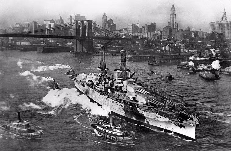 Hình ảnh USS Arizona trên sông Đông, New York vào năm 1916 sau khi nó được hoàn thiện và đây mới chỉ là nguyên mẫu ban đầu của nó. Đến năm 1929 USS Arizona được hiện đại hóa với hệ thống vũ khí mới cùng với đó là việc thay đổi thiết kế cấu trúc thượng tầng. Nguồn ảnh: War History