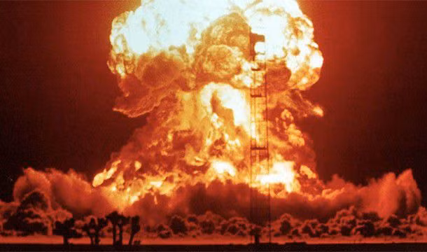 17-Doug Wood chuẩn bị mọi thứ sẵn sàng cho buổi chụp hình về cuộc thử nghiệm đầu tiên của quả bom nguyên tử. Tuy nhiên ông đã phải lấy tay bảo vể mắt của mình do đã vứt bỏ kính bảo vệ mắt ra quá sớm. Khi bịt mắt để tránh ánh sáng từ vụ nổ, ông nhìn thấy máu chảy qua cánh tay, và thậm chí nhìn thấy hết bộ xương của người ở trước mặt mình.