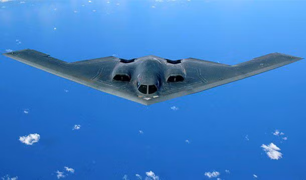 8- Chiếc máy bay tàng hình tốt nhất hiện nay B-2 của Mỹ có thể triển khai cùng lúc 18 quả bom nguyên tử B83. Trong đó mỗi trái bom này có sức mạnh gấp 75 lần quả bom nguyên tử từng thả xuống Hiroshima.