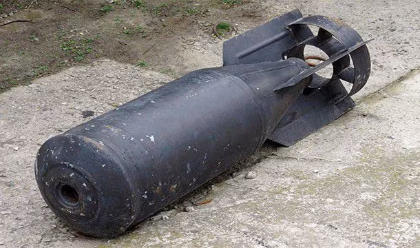 18-Vào năm 1958 các kỹ sư đang xây dựng gần lối vào của căn cứ không quân Hoàng Gia Anh đã bất ngờ phát hiện ra một quả bom rất lớn tương tự như những quả bom được sử dụng trong thế chiến thứ hai, và họ phải di dời chúng một cách cẩn thận.