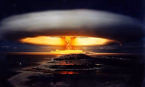 25 - Các cuộc thử nghiệm bom hạt nhân đầu tiên ở bang New Mexico với những ánh sáng chói khủng khiếp đã khiến một người phụ nữ mù tên Geogia Green hỏi anh trai mình về thứ ánh sáng khủng khiếp mà cô ta thấy, cho dù họ ở cách vụ nổ tới 50 dặm.