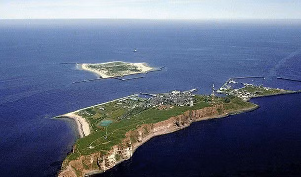 13-Năm 1948 quân đội Anh đã sử dụng gần 7.000 tấn bom đạn còn sót lại từ thế chiến thứ 2 và cho nổ tại Heligoland - một hòn đảo nhỏ của Đức ở Biển Bắc. Cho đến nay đó vẫn là một trong những vụ nổ phi hạt nhân lớn nhất lịch sử nhân loại.