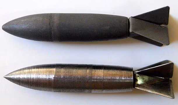 5-.Laxy dog là tên một loại bom nhỏ không điều khiển, và được thả xuống trên triến trường bởi các máy bay. Về cơ bản chúng giống như những viên đạn bay xuống từ bầu trời cao.