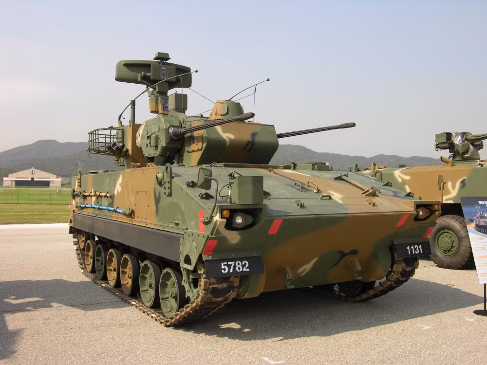 Pháo K30 BIHO có trọng lượng 25 tấn, sử dụng động cơ D2840L công suất 520 mã lực cho phép xe có vận tốc tối đa 60km/h, và dữ trữ hành trình lên tới 500km. Nguồn ảnh:YouTube