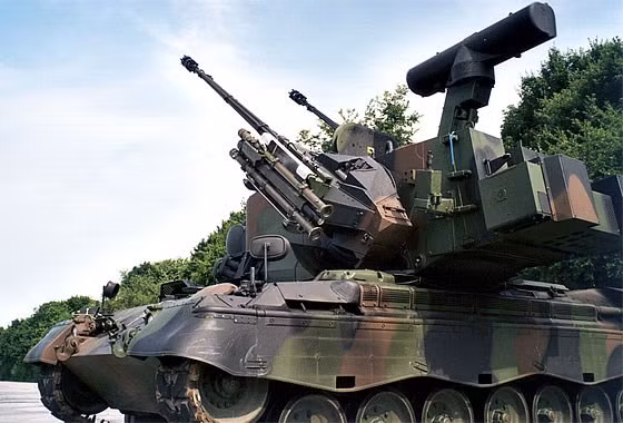 Vũ khí chính là cặp pháo Oerlikon KDA cỡ nòng 35mm, pháo có tốc độ bắn lên tới 1.100 phát/phút, tầm tác xạ 4km, cơ số đạn sẵn sàng chiến đấu 680 viên. Ngoài ra, khi cần Gepard có thể lắp thêm 4 tên lửa đất đối không tăng tầm tác chiến, tăng hiệu quả tiêu diệt mục tiêu. Nguồn ảnh: Infonet