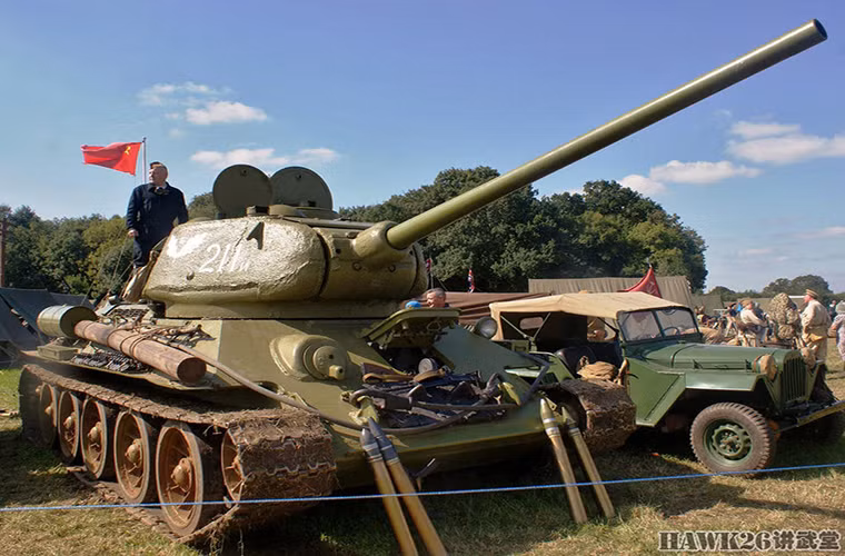 Một chiếc xe tăng T-34 huyền thoại cũng góp mặt trong triển lãm lần này.