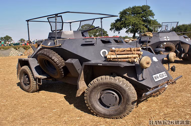 Không chỉ có các mẫu xe bọc thép của quân Đồng Minh ngay cả những dòng xe bọc thép của phát xít cũng xuất hiện tại Anh năm nay như chiếc Leichter Panzerspähwagen này.