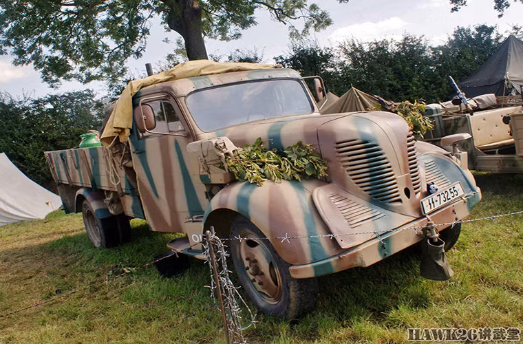 Phanomen Granit một mẫu xe quân sự khác của Đức cũng được giới thiệu tại ảnh trong triển lãm lần này.