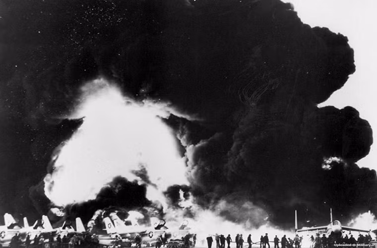 Đám cháy từ vụ nổ nhanh chóng lan tới các bình nhiên liệu trên máy bay đậu gần đó càng khiến ngọn lửa lớn hơn trước, chỉ trong chốc lát toàn bộ boong tàu USS Enterprise bị nhấn chìm trong biển lửa.