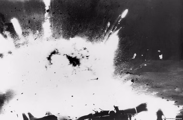 Vào buổi sáng hôm đó, mọi hoạt động trên USS Enterprise vẫn diễn ra bình thường như mọi ngày thì bất ngờ một quả đạn rocket MK-32 Zuni được trang bị cho những chiếc tiêm kích bom F-4 tự phát nổ ngay trên boong tàu. Hình ảnh được cho là khoảng khắc quả đạn Zuni phát nổ vào buổi sáng 14/01.