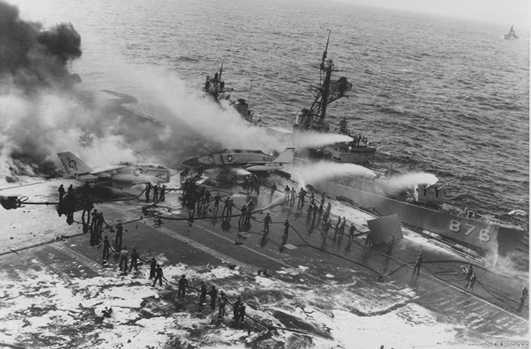 Nhiều tàu khu trục khác trong cùng biên đội cũng được điều động tham gia dập đám cháy trên boong USS Enterprise cũng như dưới khoang chứa máy bay.