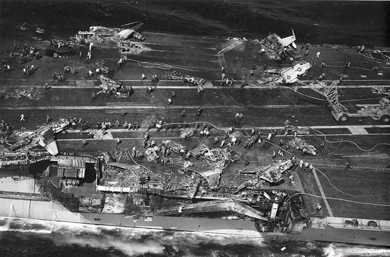 Hình ảnh một phần thân tàu USS Enterprise bị hư hại nặng nề sau vụ nổ. Được biết tai nạn này xảy ra khi tàu sân bay USS Enterprise chỉ mới đi vào hoạt động được 8 năm.