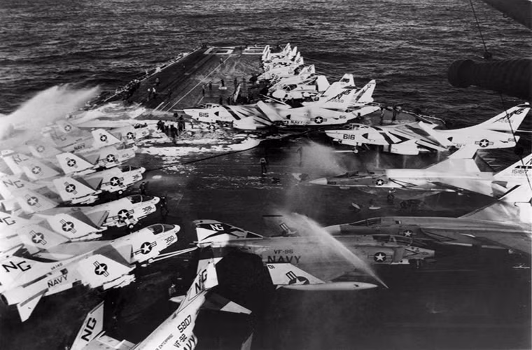 Thậm chí lửa bắt đầu lan xuống dưới khoang chứa máy bay theo dòng nhiên liệu rò rỉ chảy ra ngoài. Ở phần còn lại của boong tàu USS Enterprise lính cứu hỏa trên tàu cố cách ly đám cháy trước khi chúng tiến đến tháp chỉ huy và số máy bay còn lại.