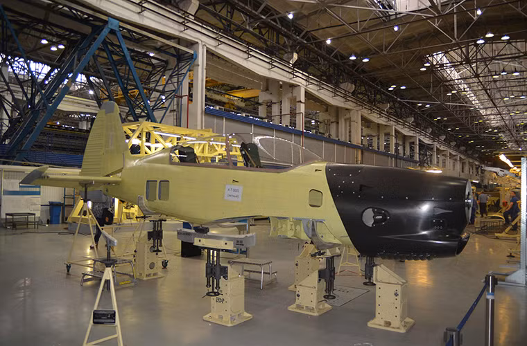 Yak-152 cũng có thiết kế hai chỗ ngồi như nhiều dòng máy bay huấn luyện khác và máy bay có thể được điều khiển từ một trong hai vị trí ngồi trên máy bay. Bên cạnh đó Yak-152 còn được trang bị cả ghế phóng khẩn cấp SKS-94M.