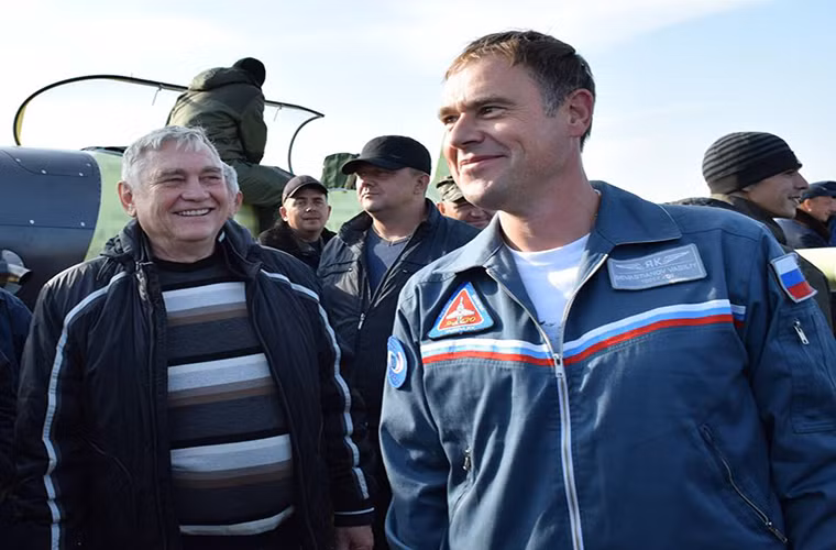 Trong ảnh là Vasily Sevastyanov phi công lái thử nghiệm nguyên mẫu Yak-152 đầu tiên hôm 29/9.