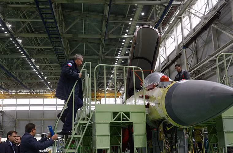 Theo hãng thông tấn RIA Novosti, trong tuần tháng 10 vừa rồi Phó Thủ tướng Nga - Dmitry Rogozin cũng là người đứng đầu ngành công nghiệp quốc phòng nước này đã có chuyến thăm chính thức đến nhà máy chế tạo máy bay Lukhovitsy - nơi những chiếc tiêm kích MiG-35 đang được chế tạo. Nguồn ảnh: Dmitry Rogozin.