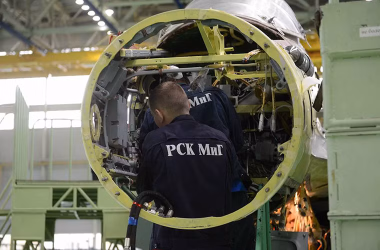 Lukhovitsy là một trong những nhà máy chế tạo máy bay hàng đầu của Tổng công ty hàng không Mikoyan - cái nôi sinh ra những dòng tiêm kích huyền thoại của Liên Xô trước đây. Nó có lịch sử hoạt động đã hơn 60 năm và vẫn hoạt động liên tục ngay cả trong giai đoạn nước Nga khó khăn nhất sau khi Liên Xô tan rã. Nguồn ảnh: Dmitry Rogozin.