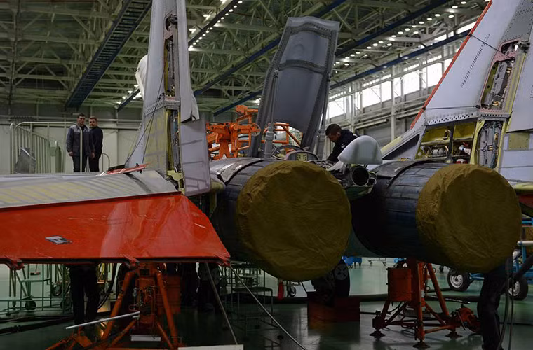 MiG-35 sử dụng hệ thống động cơ cải tiến RD-33MK dựa trên nền tảng RD-33 vốn là mẫu động cơ chính của MiG-29, bên cạnh đó các biến thể MiG-29K/KUB cũng sử dụng RD-33MK tương tự như của MiG-35. Nguồn ảnh: Dmitry Rogozin.