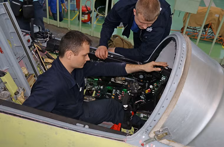 Bên trong buồng lái hiện đại của một chiếc MiG-29K đang được lắp ráp tại Lukhovitsy. Nguồn ảnh: BMPD.