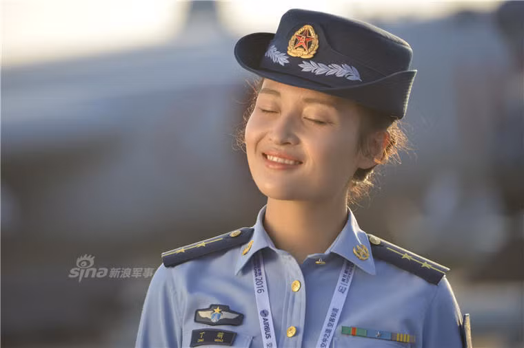 Khoảnh khắc đáng yêu của nữ hướng dẫn viên xinh đẹp vô tình lọt vào ống kính của nhiếp ảnh gia. Ảnh: Sina